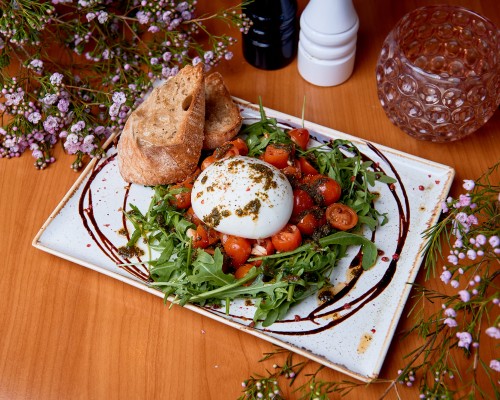 Burrata con pomodori al forno.jpg