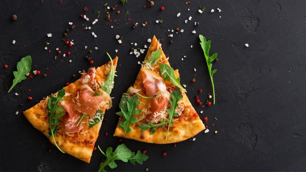 Pizza Prosciutto Funghi – klasyk, który nigdy się nie nudzi