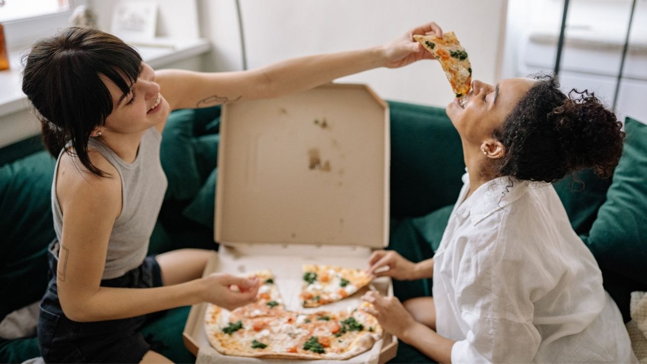 Dlaczego pizza smakuje najlepiej wieczorem? (psychologia jedzenia)
