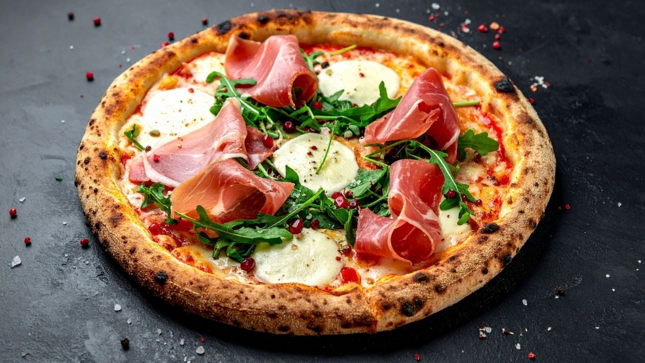 Pizza na cienkim cieście vs grube – co wybrać