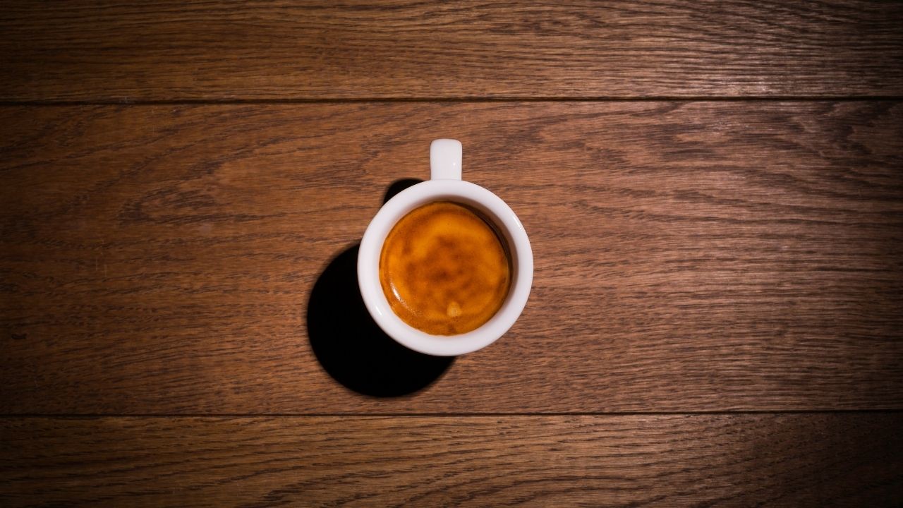 Espresso po obiedzie – skąd wziął się włoski rytuał kończenia posiłku kawą?